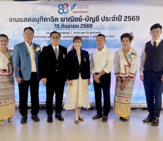 ดร.วิมลมาลย์ สวัสดี เป็นตัวแทนมอบของที่ระลึกในนามสมาคมฯ ในงานแสดงมุทิตาจิต